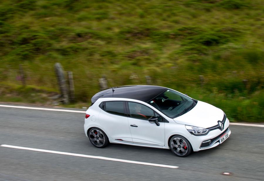  Renault Clio R.S. 220 Trophy 2015 года  (фото 33 из 48)